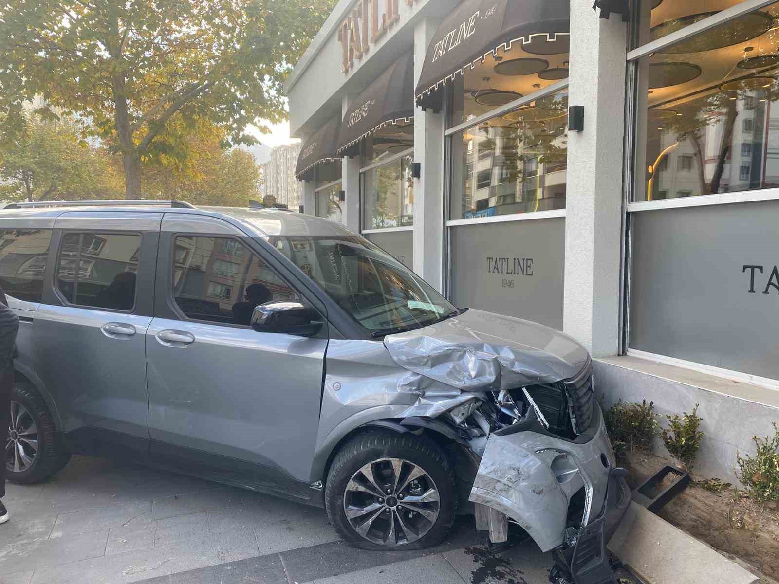 Hafif ticari ara&ccedil;la jeep &ccedil;arpıştı
