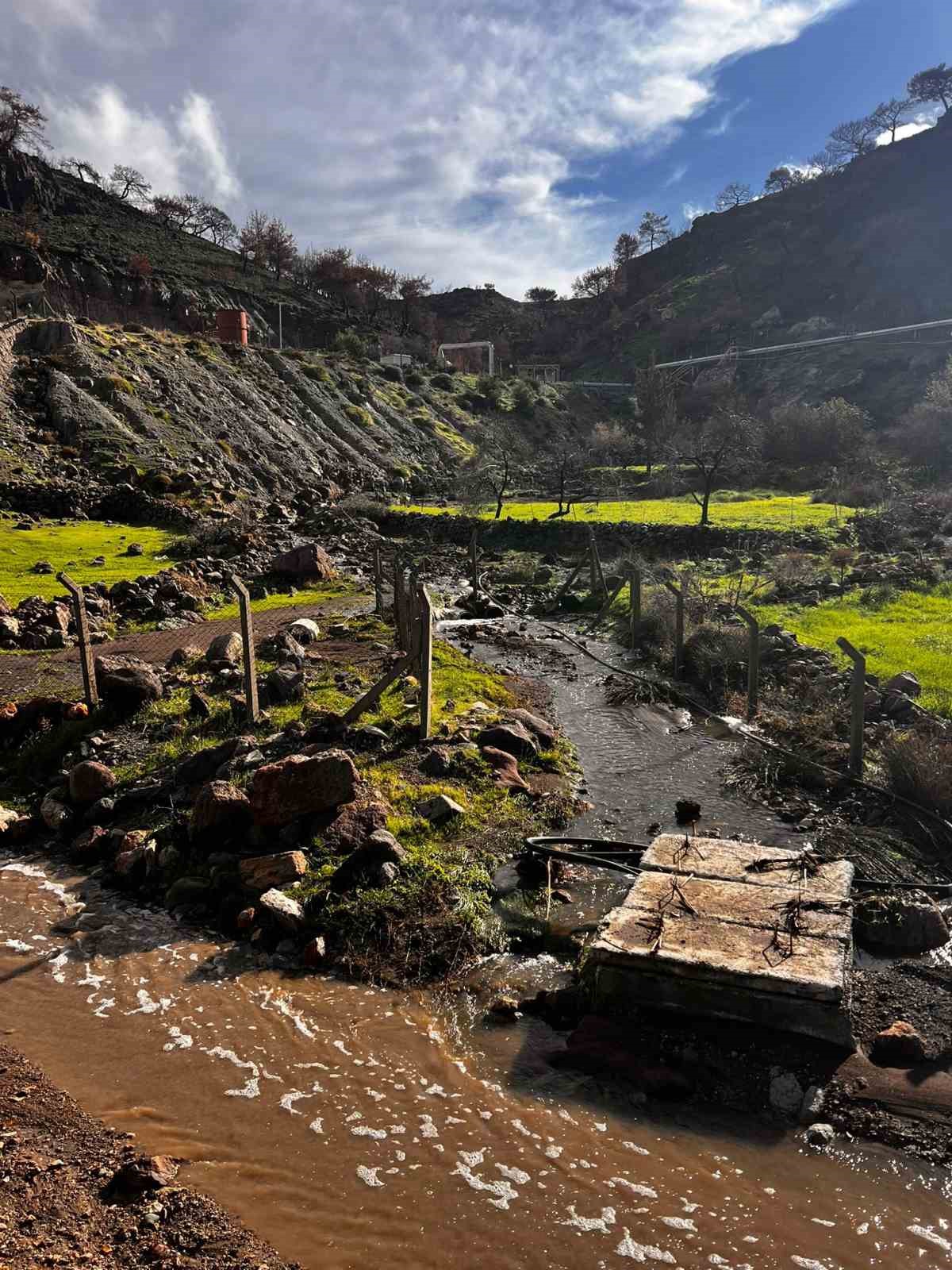 Ayvacık’ta taşan çay için çalışmalar devam ediyor