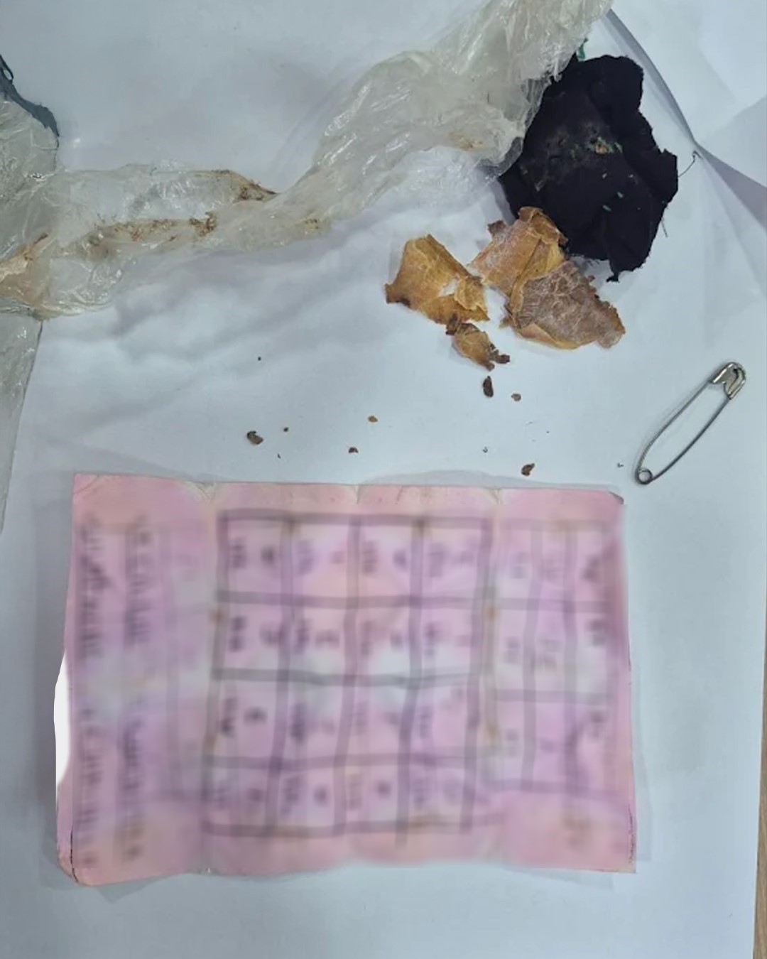 Bolu’da yapı marketin raflarının arasında muska çıktı: "Büyücülerin şerrinden Allah’a sığınırım"