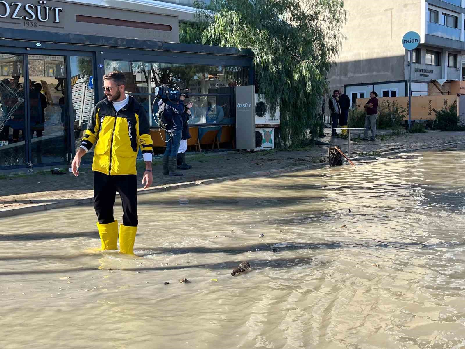 Sağanak yağış Çeşme’de sele neden oldu