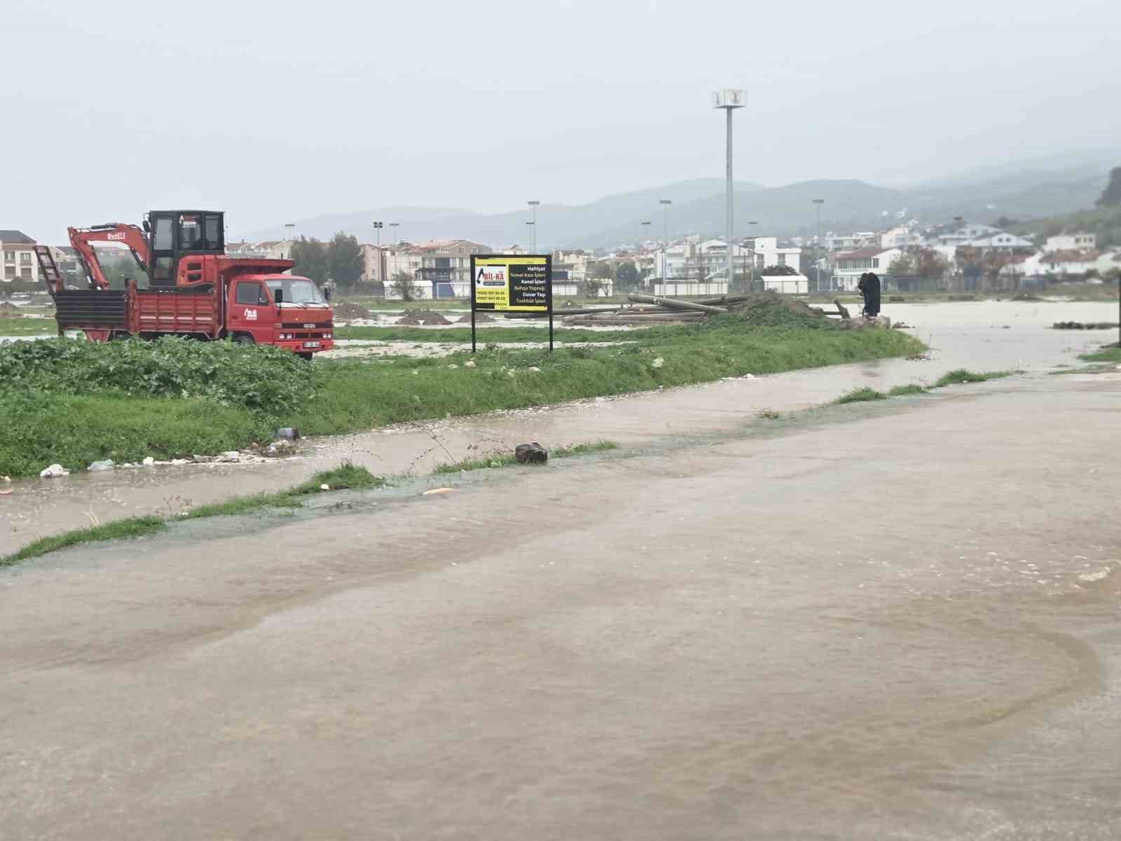 Selden etkilenen Dikili ve Foça’da su tahliye çalışmaları sürüyor
