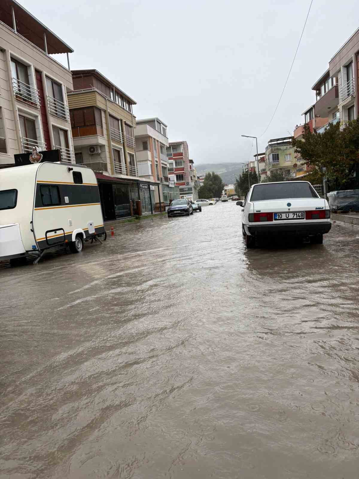 Selden etkilenen Dikili ve Foça’da su tahliye çalışmaları sürüyor
