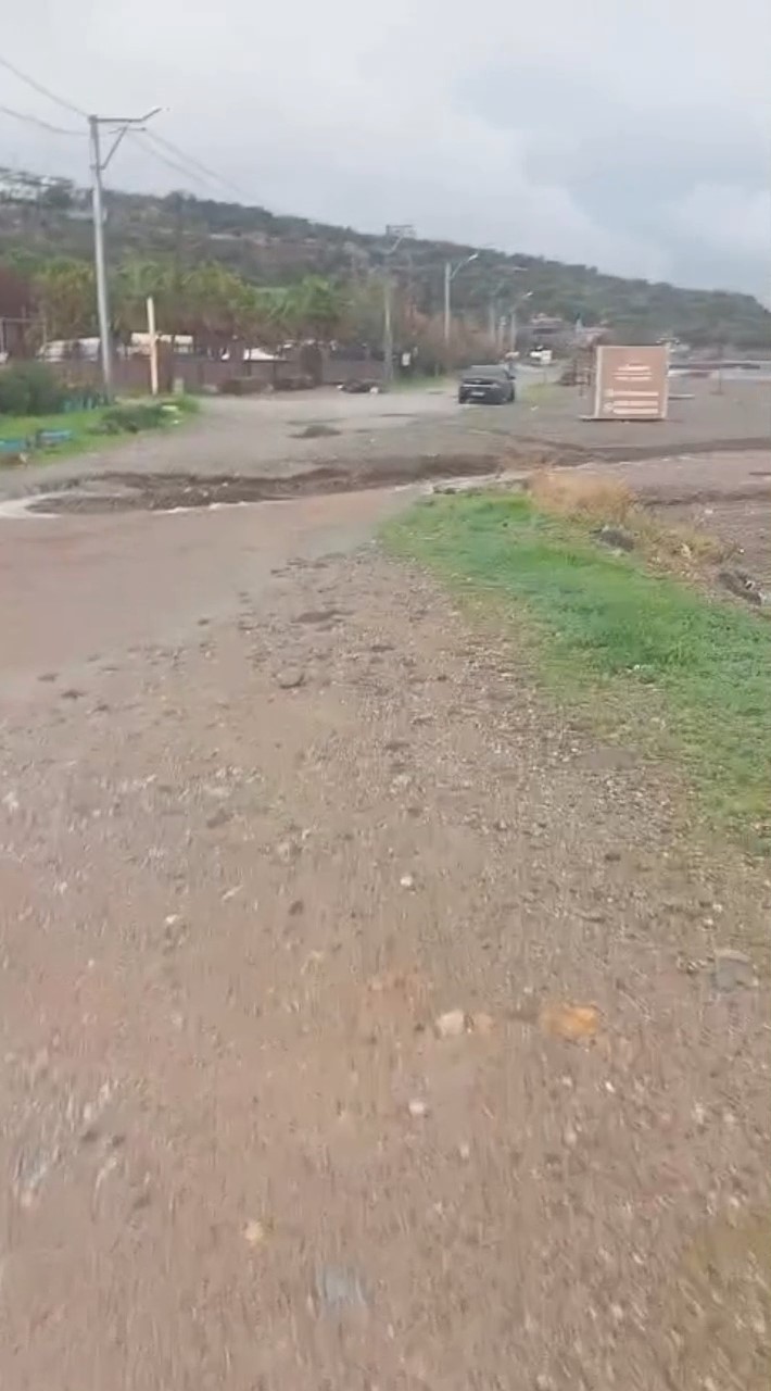 Çanakkale’de yaşanan sağanak yağış nedeniyle Kadırga Koyu sahil yolu kapandı