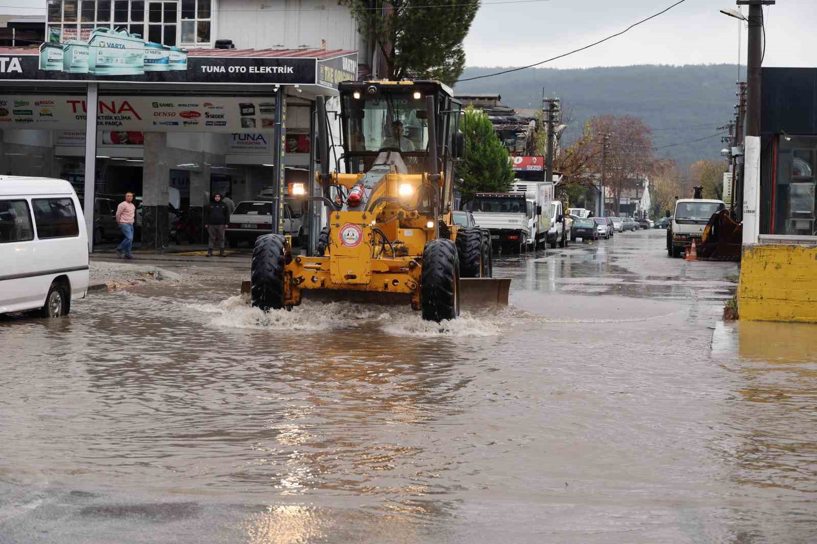 Menteşe Belediye ekipleri su baskınlarına m&uuml;dahale ediyor
