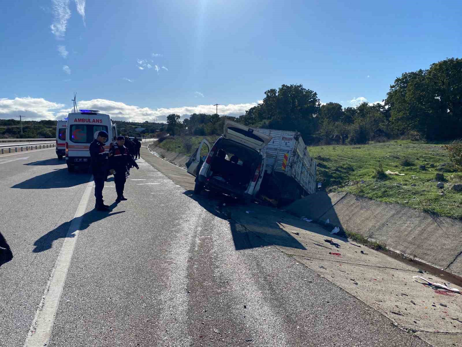 Çanakkale’de ticari araçla kamyonet çarpıştı; 2’si ağır, 5 yaralı