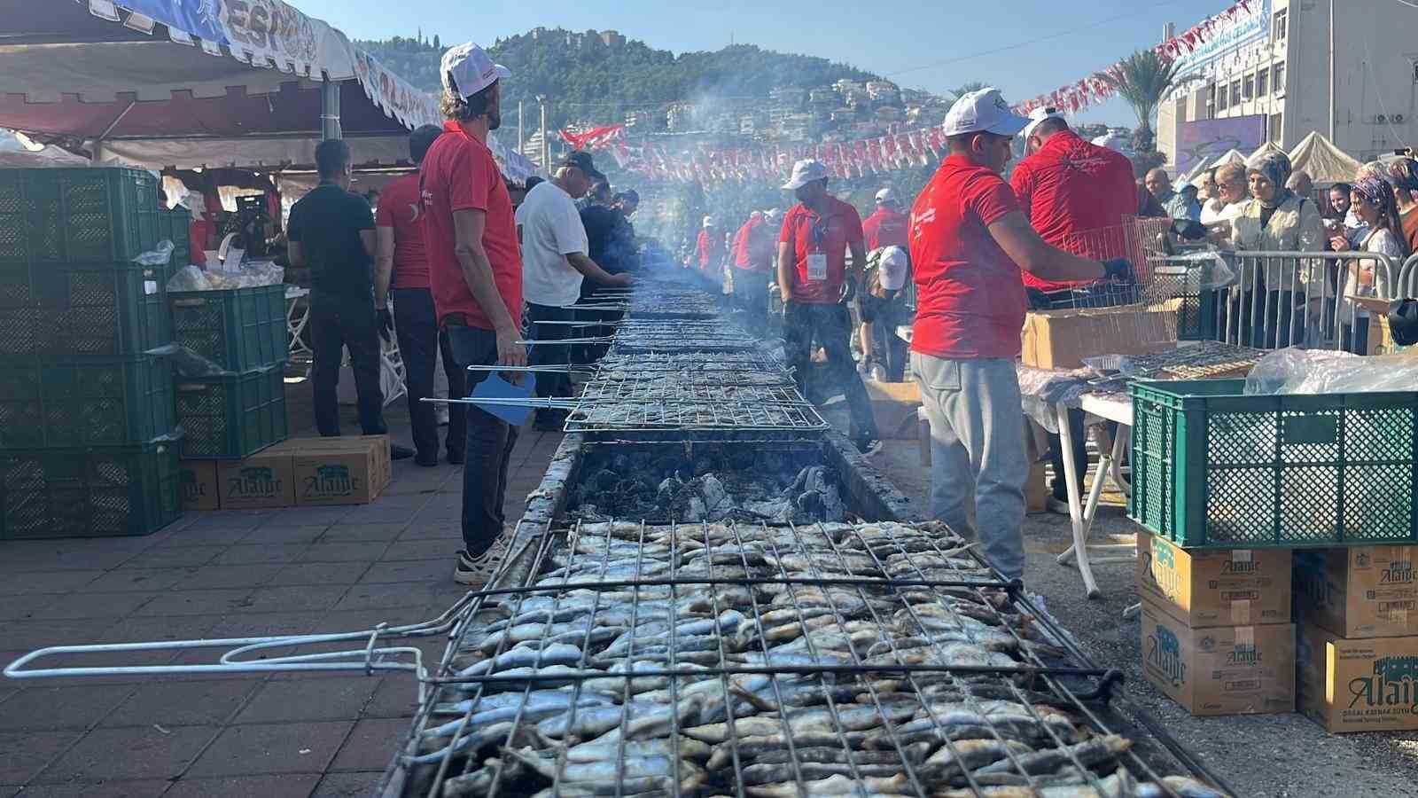 Alanya’da geleneksel hamsi festivali başladı 7 ton hamsi ücretsiz dağıtılacak
