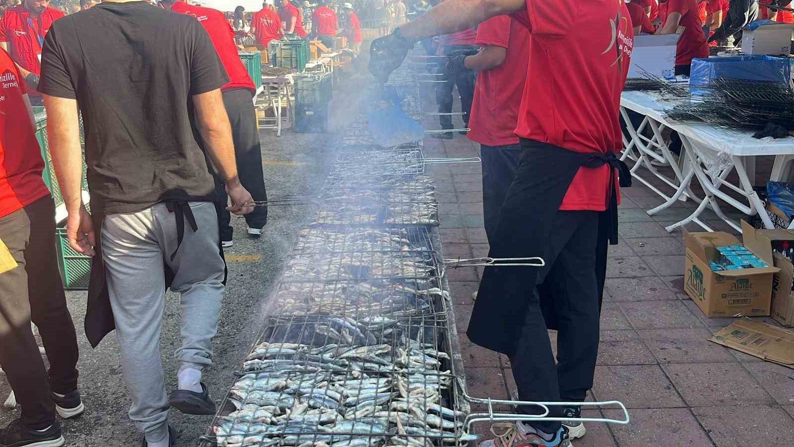 Alanya&rsquo;da geleneksel hamsi festivali başladı 7 ton hamsi &uuml;cretsiz dağıtılacak
