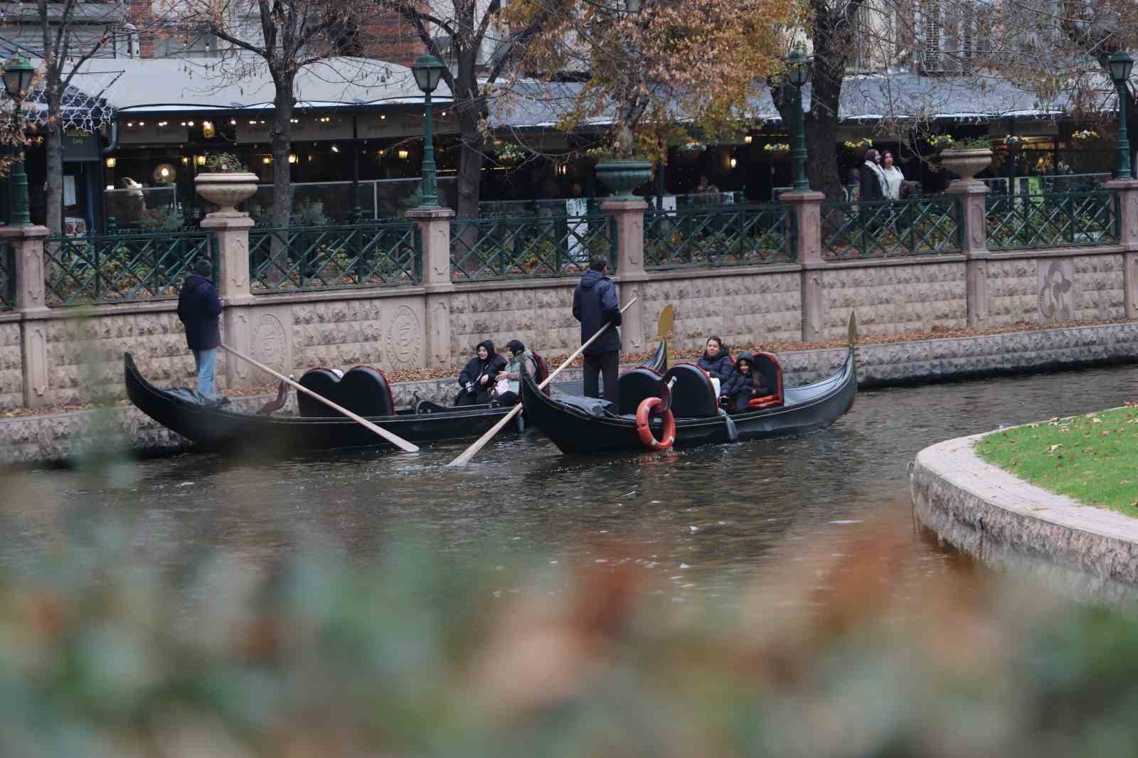 Eskişehir&rsquo;de soğuk havaya rağmen gondol keyfi yaptılar
