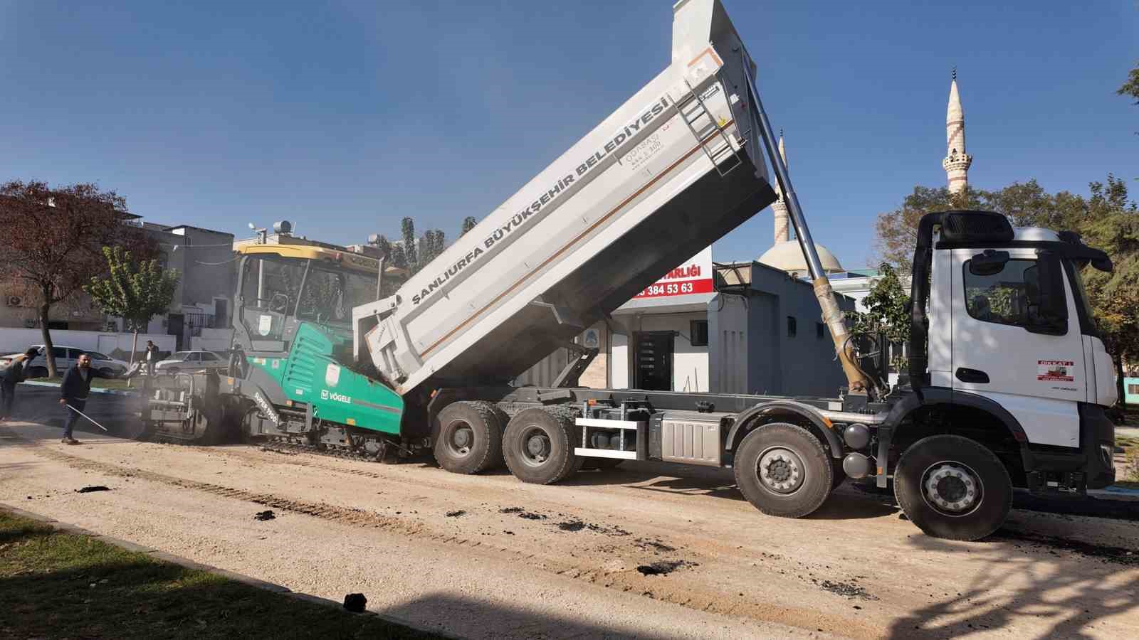 Büyükşehir Belediyesi’nden kış öncesi asfalt serimi mesaisi