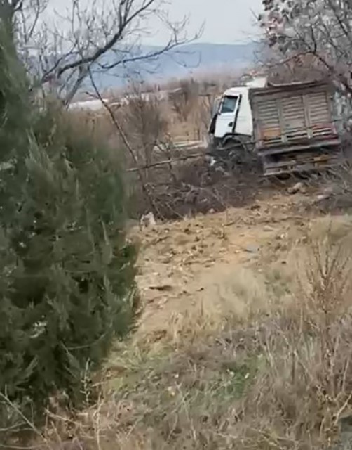 Kontrolden çıkan tır bariyerlere ve elektrik direğine çarparak tarlaya savruldu: 1 yaralı