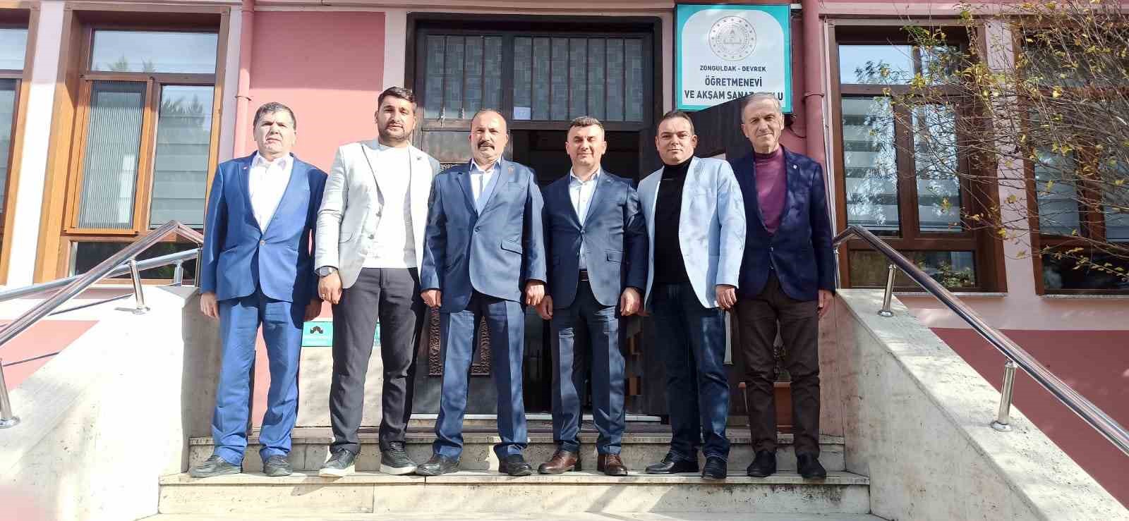 Siyasi parti temsilcileri istişare toplantısında bir araya geldi
