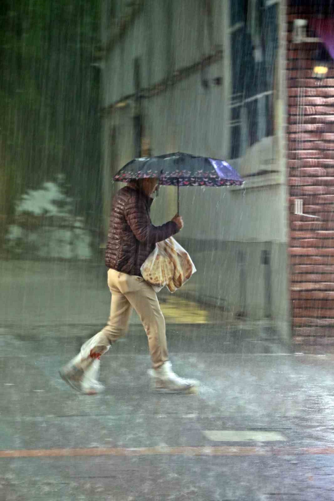 Sarı alarm ile uyarılan Antalya&rsquo;da sağanak etkisini g&ouml;steriyor
