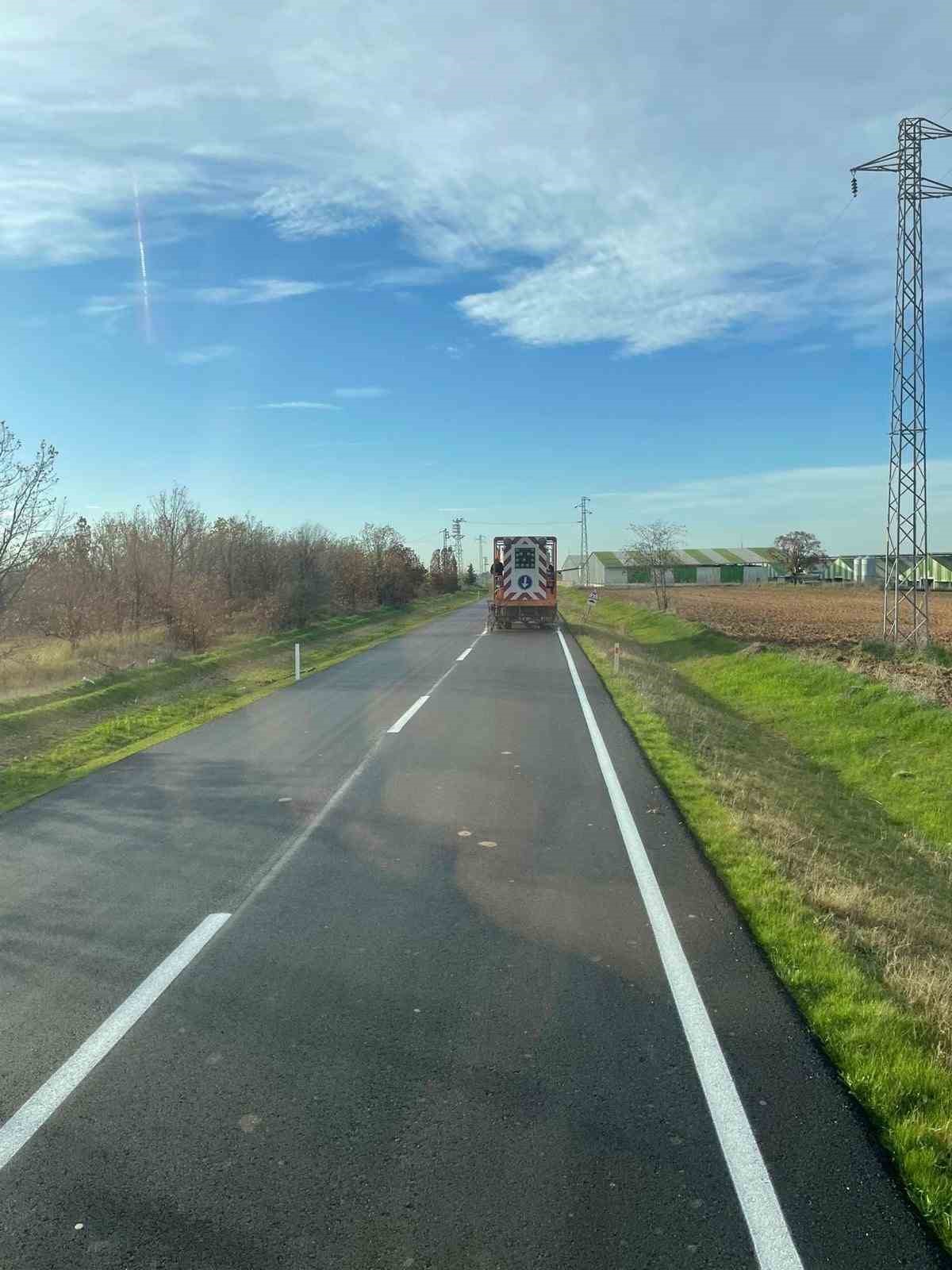 Kırklareli’nde köy yolları sıcak asfaltla yenileniyor