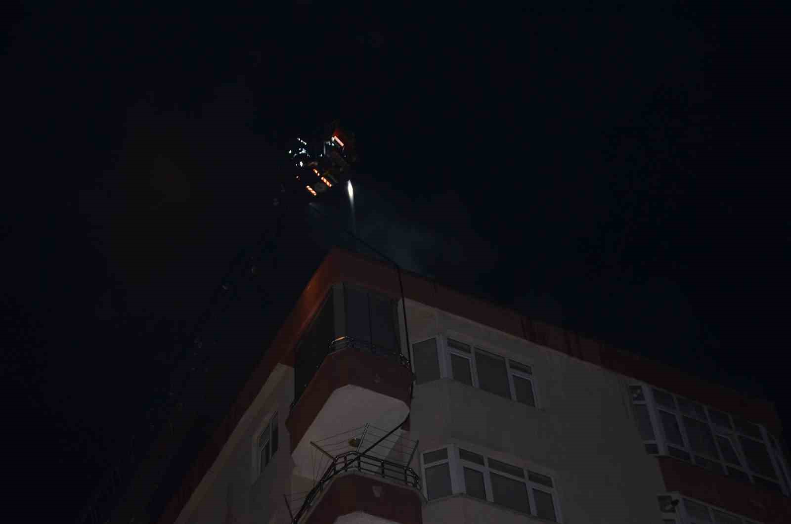 Bafra’da 7 katlı binanın çatısında yangın
