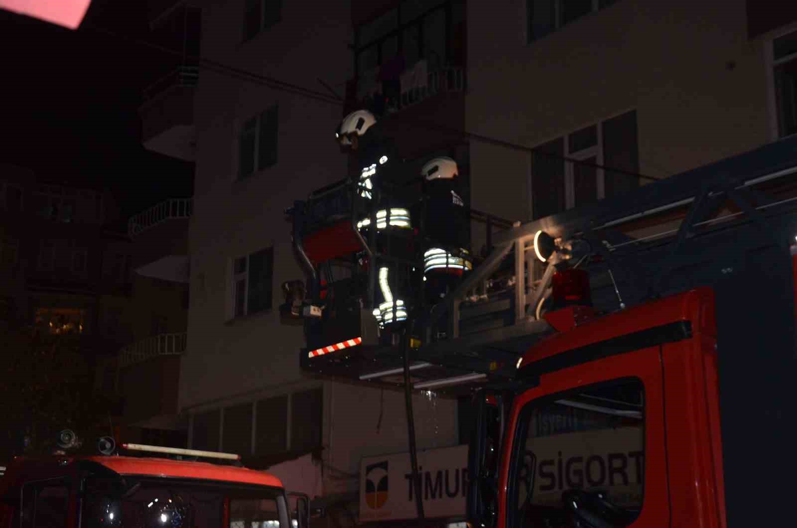 Bafra’da 7 katlı binanın çatısında yangın
