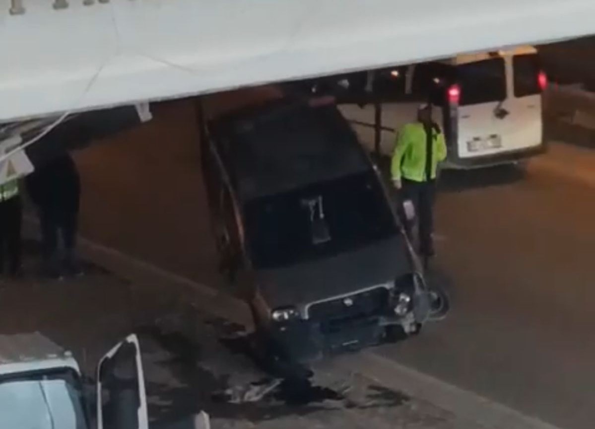 Kontrolden &ccedil;ıkan hafif ticari ara&ccedil; ref&uuml;je &ccedil;arptı: 1 yaralı
