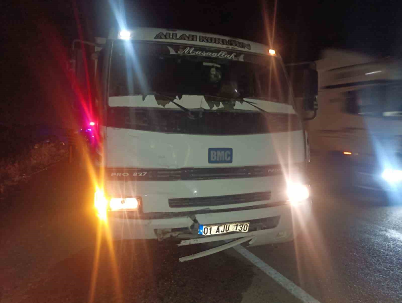 Kozan’da 3 araçlı zircirleme kaza: 2 kişi yaralandı