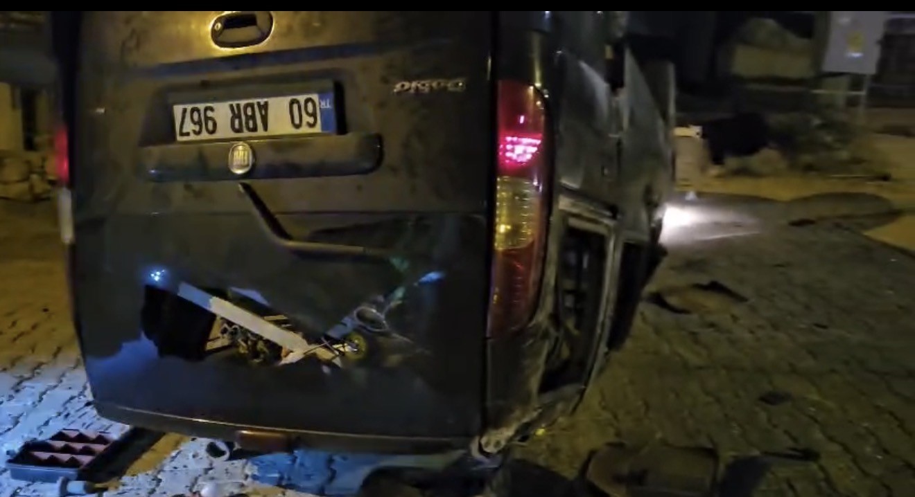 Takla atan araçtaki 5 kişi yaralandı