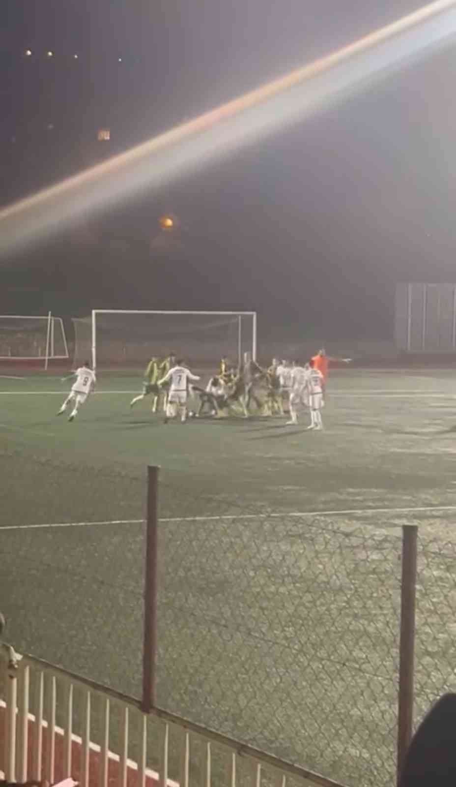 Amatör maçta futbolcular tekme tokat birbirine girdi