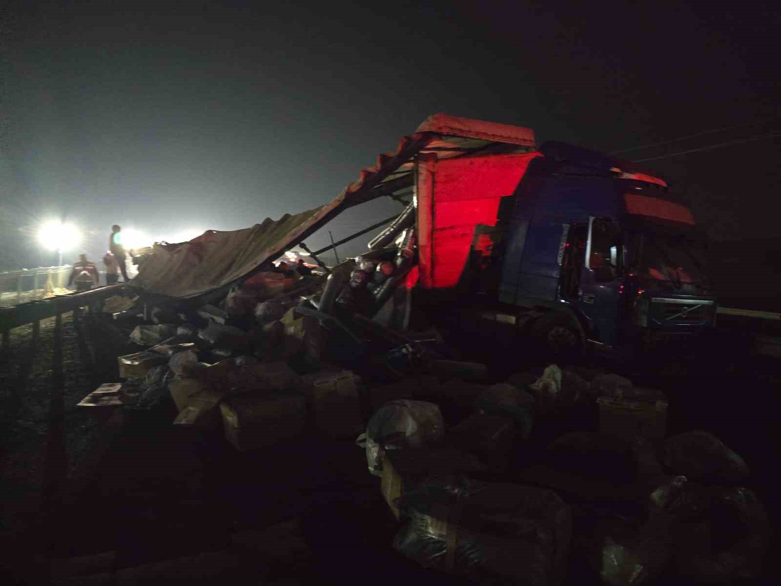 Tekstil malzemesi yüklü tır devrildi: Yol trafiğe kapandı
