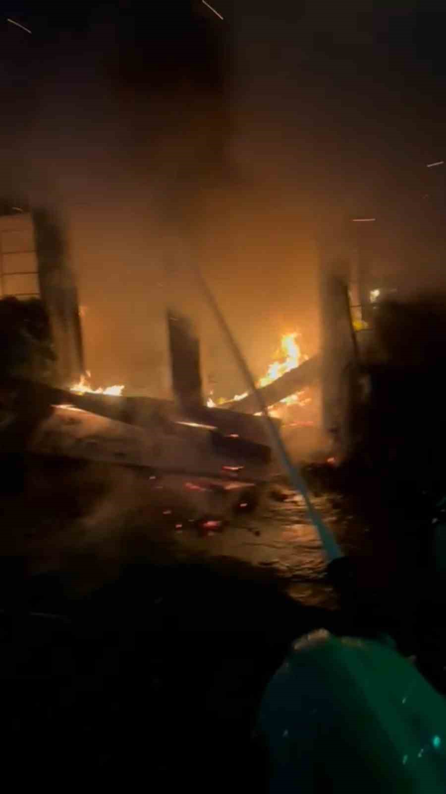 Rize’de 3 katlı binanın kömürlüğünde yangın paniği