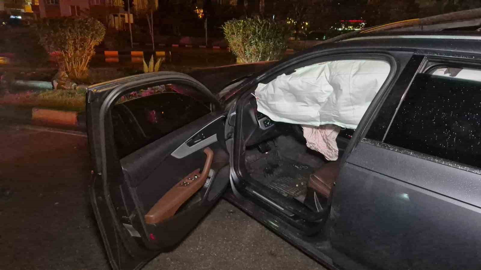 Çarptığı direk aracın üstüne devrildi, sürücü kaza yerinden kaçtı