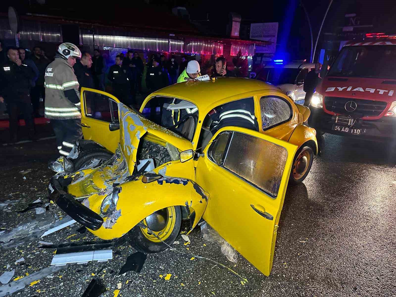 Uşak’ta otomobil ile otobüs çarpıştı: 1’i ağır 3 yaralı