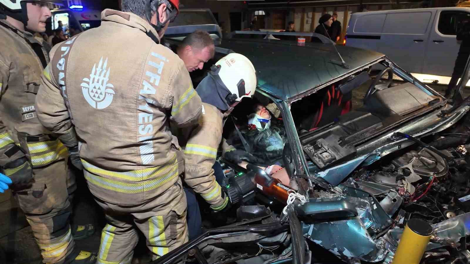 Üsküdar’da zincirleme kaza: Tofaş marka araç hurdaya döndü