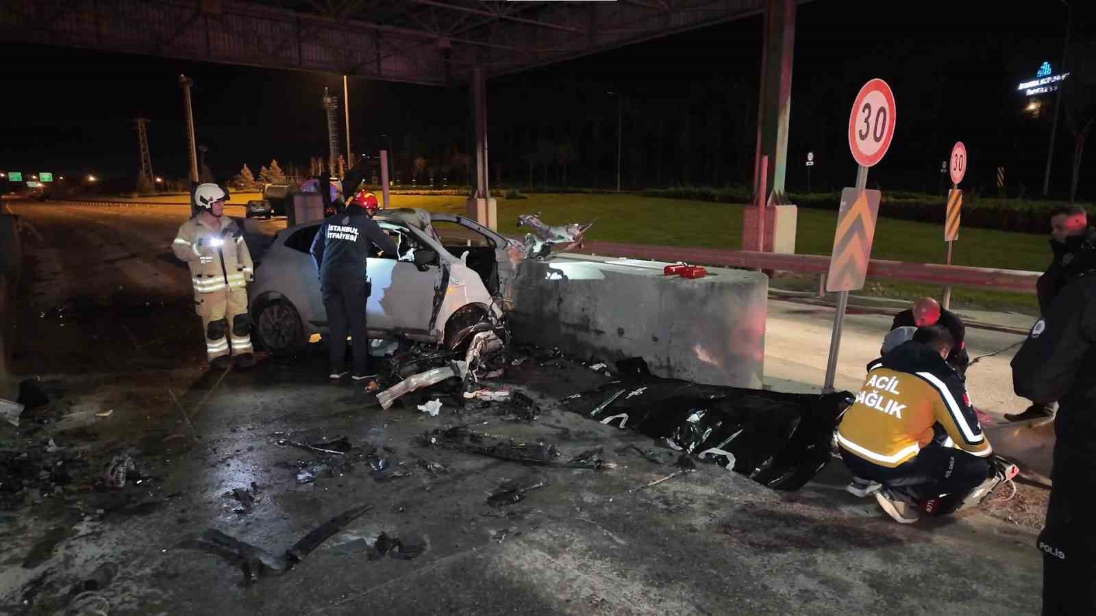 Tuzla’da otomobil gişelere saplandı: Sürücü hayatını kaybetti