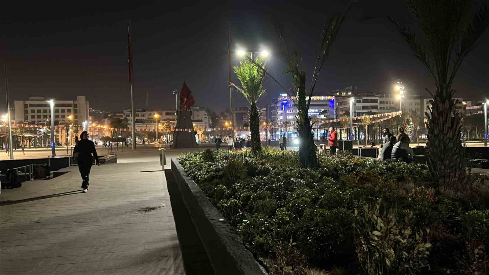 Depremde hasar g&ouml;ren İskenderun sahili d&uuml;zenleme &ccedil;alışmaları sonrası tam not aldı
