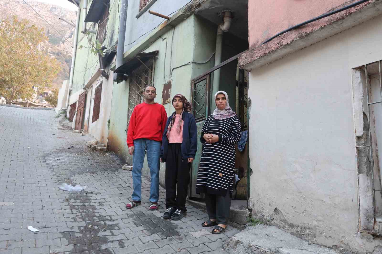 Tek odalı evde hayat mücadelesi veren Meryem’in tek hayali mavi boyalı bir oda