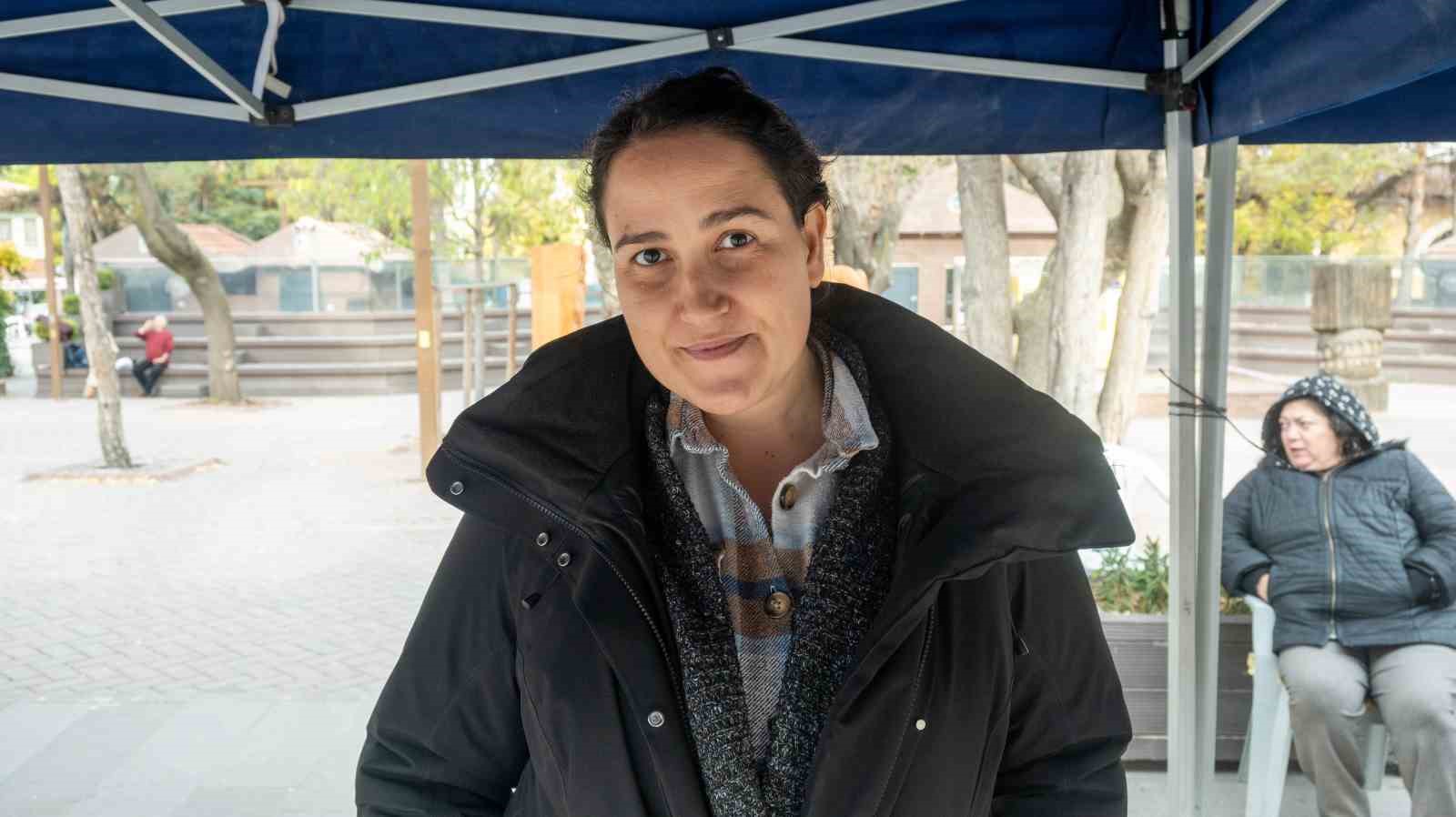 Evinde ürettiği estetik mumları stantta vatandaşlarla buluşturuyor