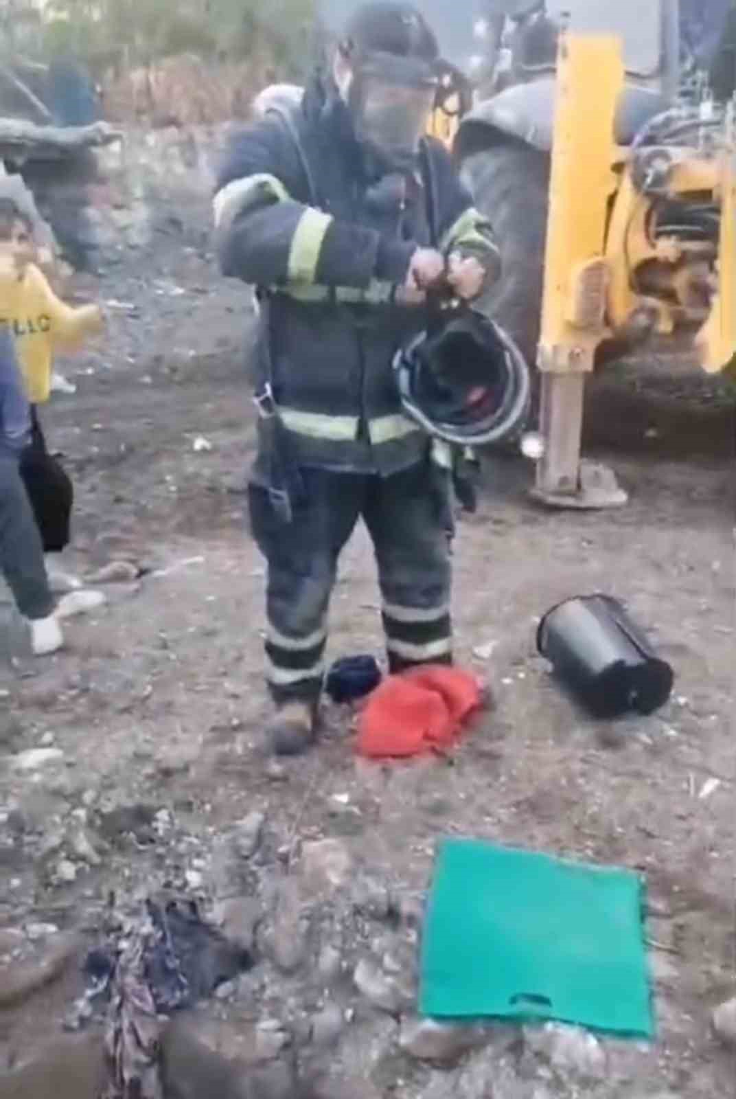 Batman itfaiyesi 20 metrelik kuyuya düşen horozu kurtardı