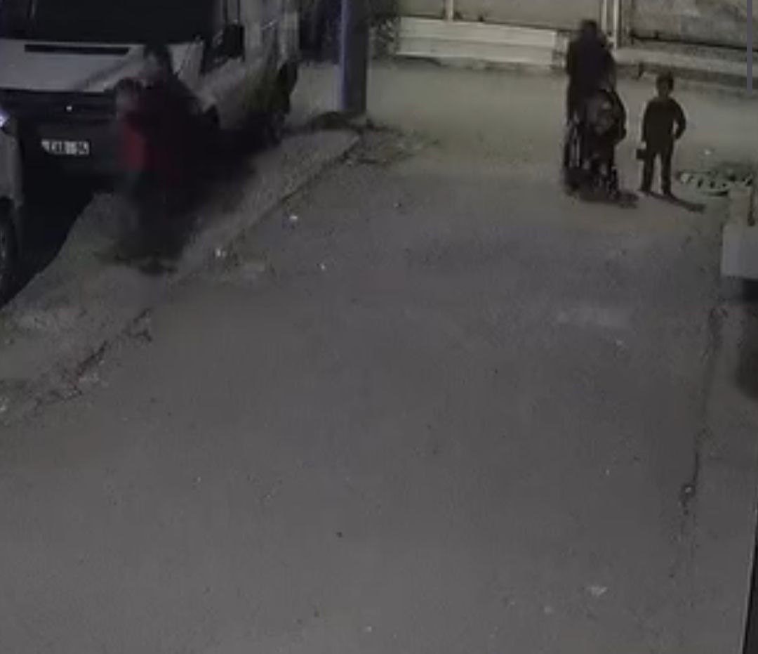 Çocuğun kafasını önce arabaya vurdu sonra çocuğu yere fırlattı
