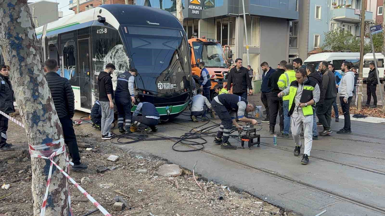Kocaeli’de çöp kamyonu tramvaya çarptı: 3 yaralı
