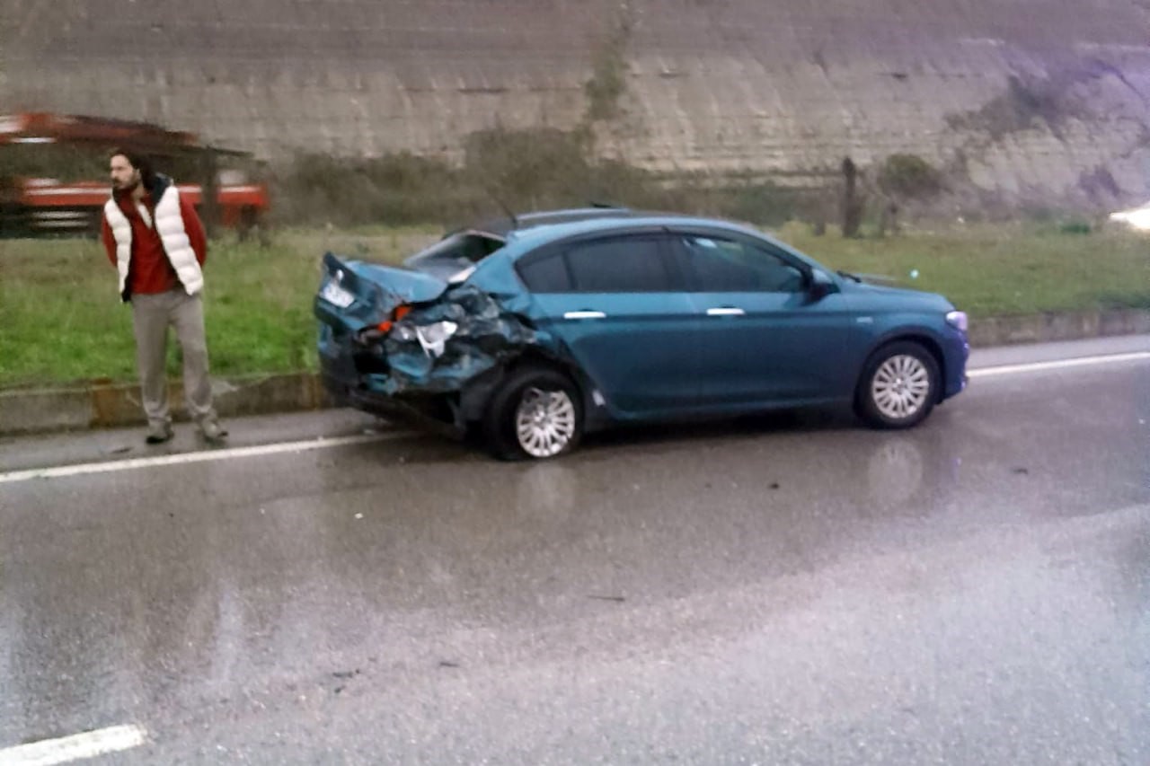 Otomobil ile minibüs çarpıştı: 4 yaralı
