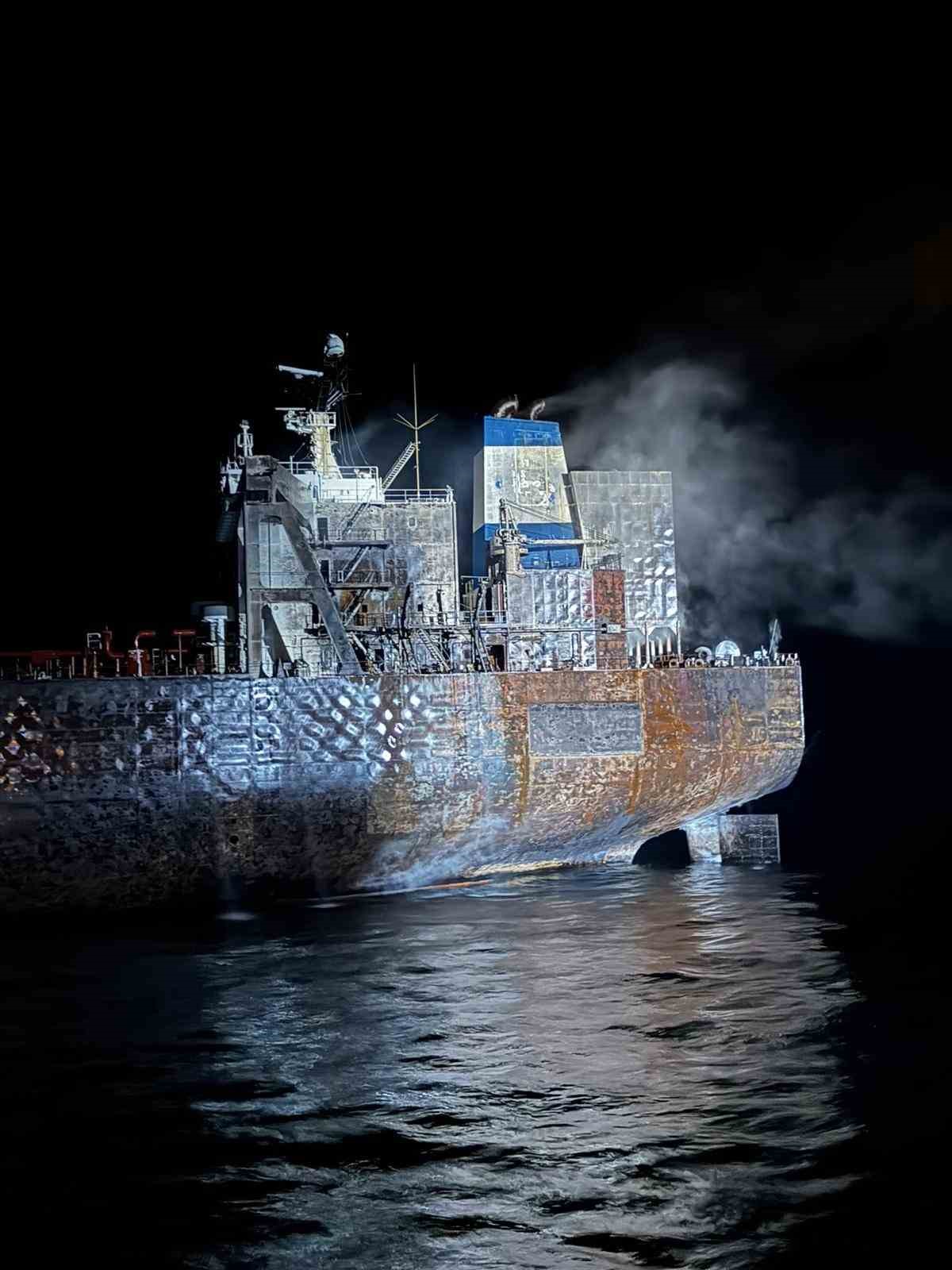 Vurulan tanker KAIROS’ta sızıntı tespit edildi
