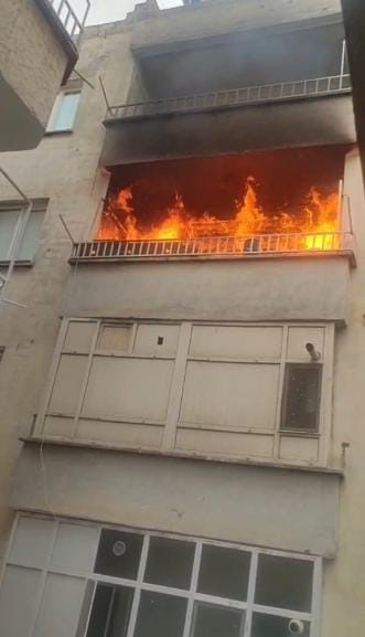 Şanlıurfa’da korkutan yangın: Apartman dairesi alev alev yandı
