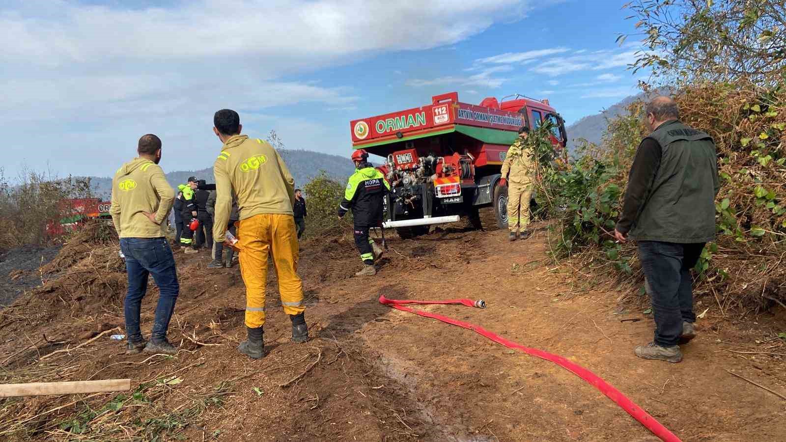 Artvin Hopa’da 5 hektarlık alanı küle çeviren yangınla mücadele sürüyor
