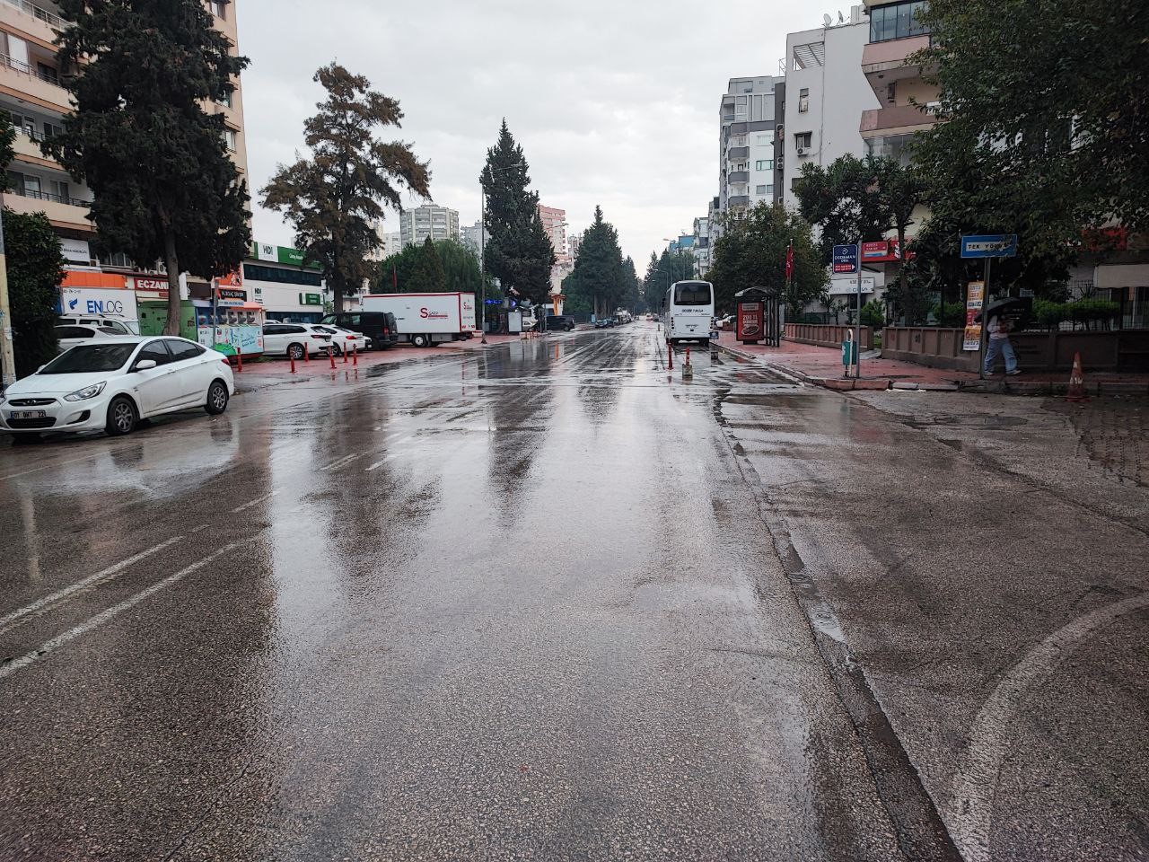 Meteorolojinin kuvvetli yağış uyarısı yaptığı Adana’da yağmur başladı