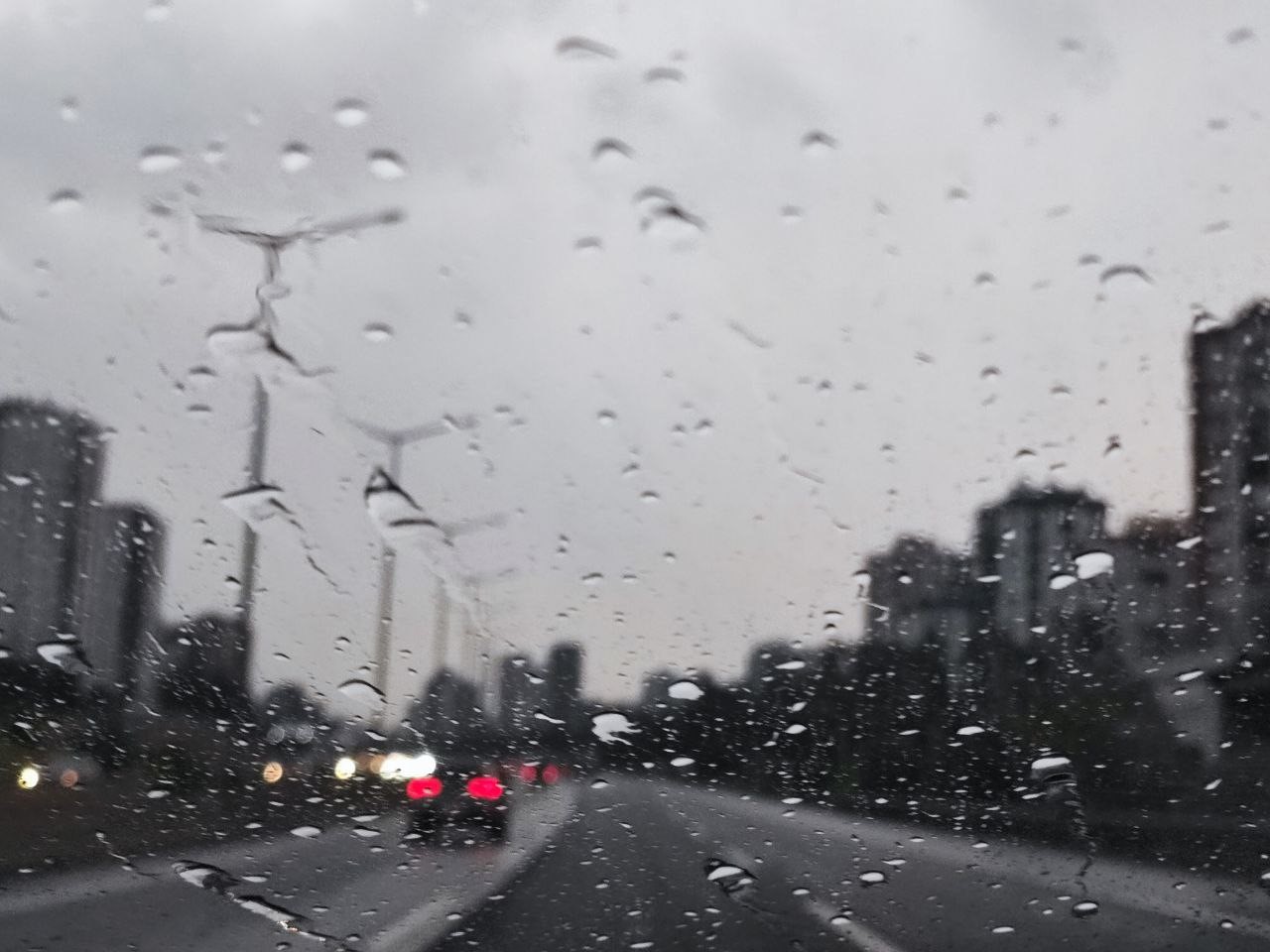 Meteorolojinin kuvvetli yağış uyarısı yaptığı Adana&rsquo;da yağmur başladı
