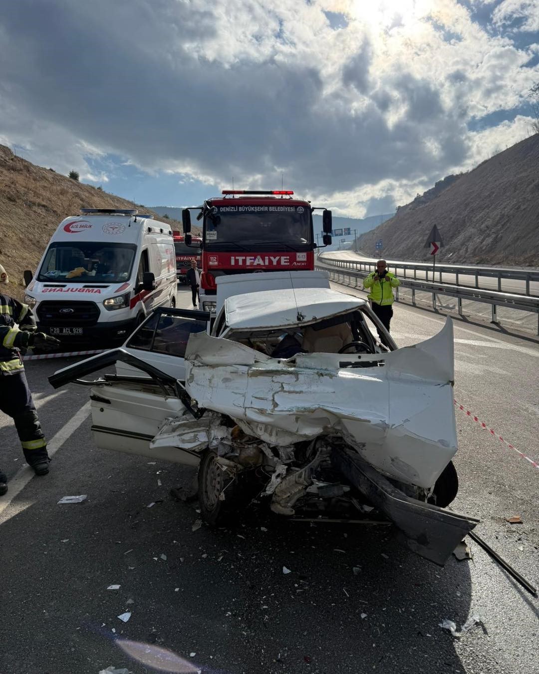 Kamyona arkadan çarpan otomobil hurdaya döndü; 1 ölü 1 yaralı