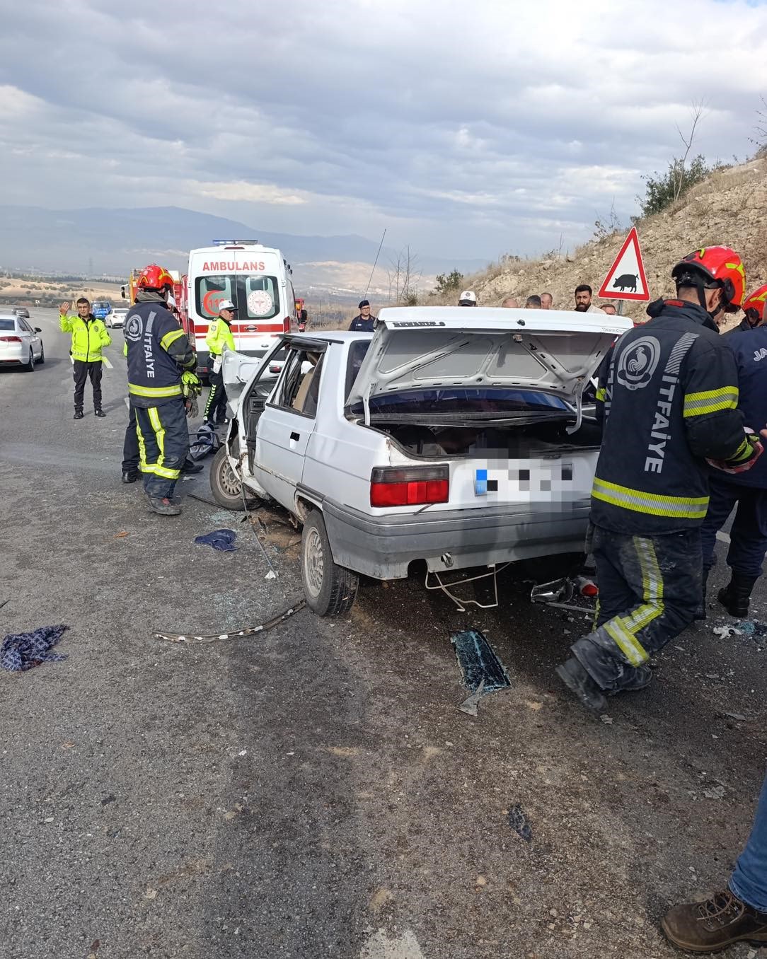 Kamyona arkadan &ccedil;arpan otomobil hurdaya d&ouml;nd&uuml;; 1 &ouml;l&uuml; 1 yaralı
