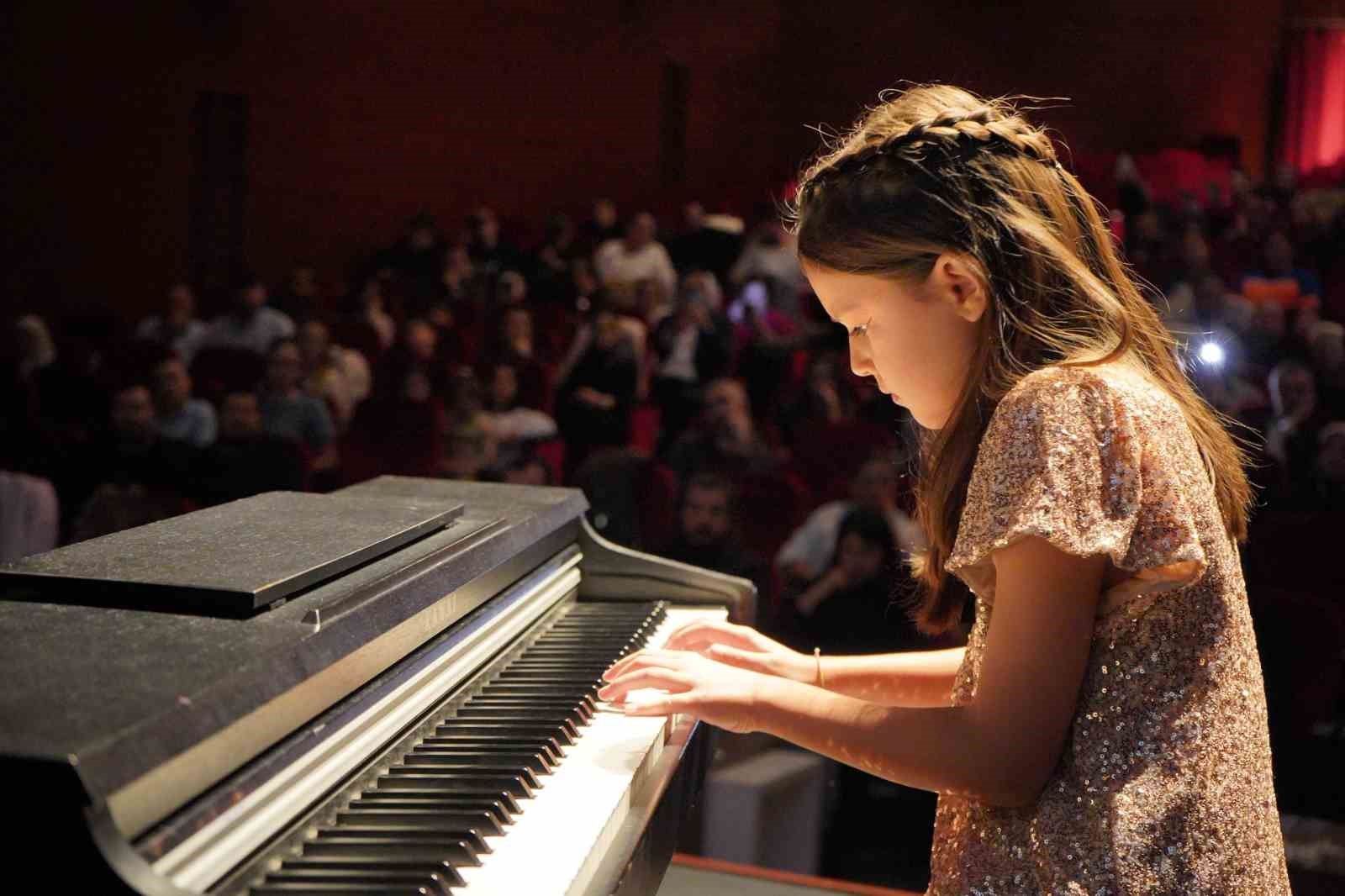 Küçük piyanistler hünerlerini sergiledi