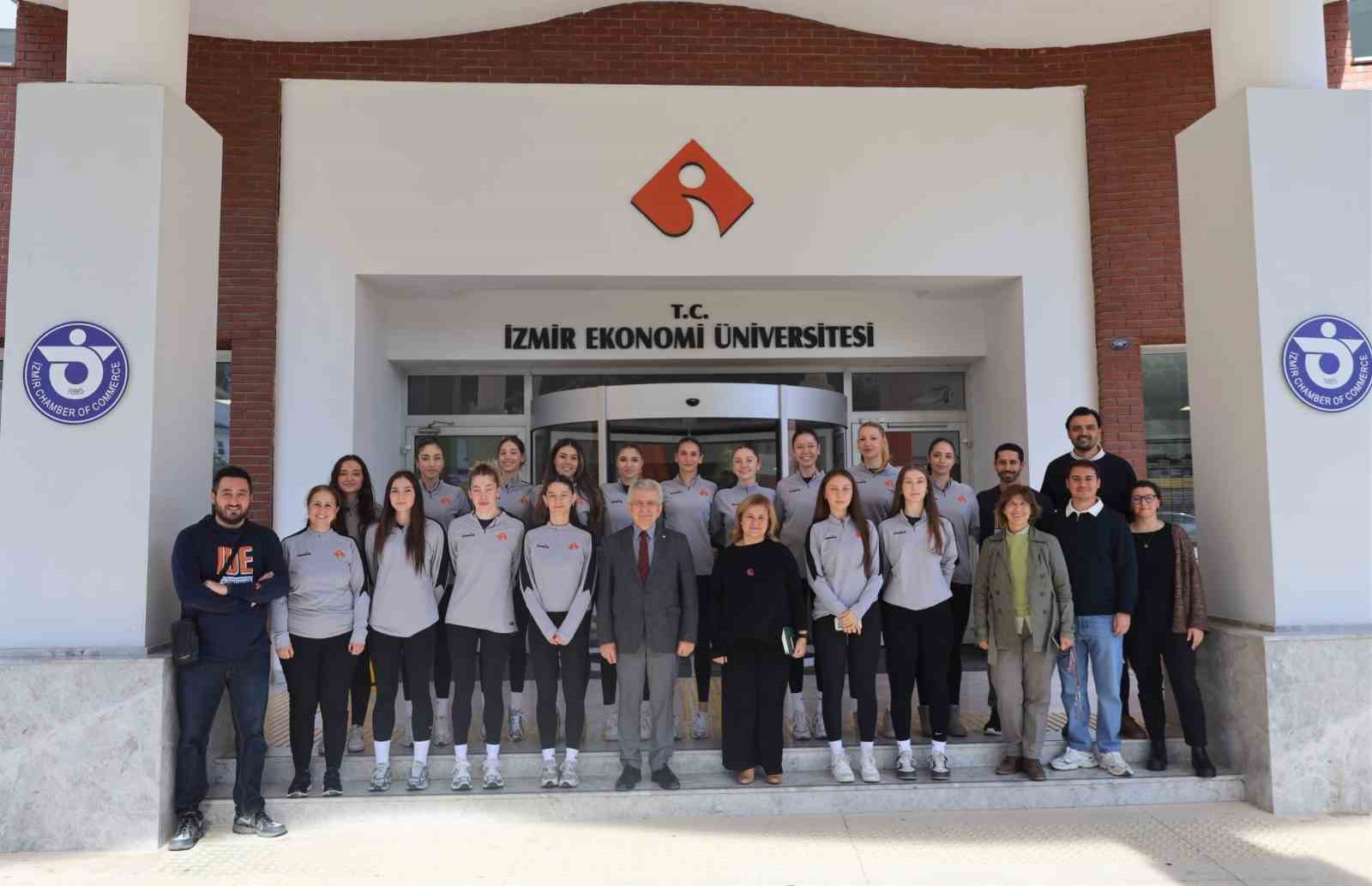 İEÜ, set vermeden şampiyon oldu