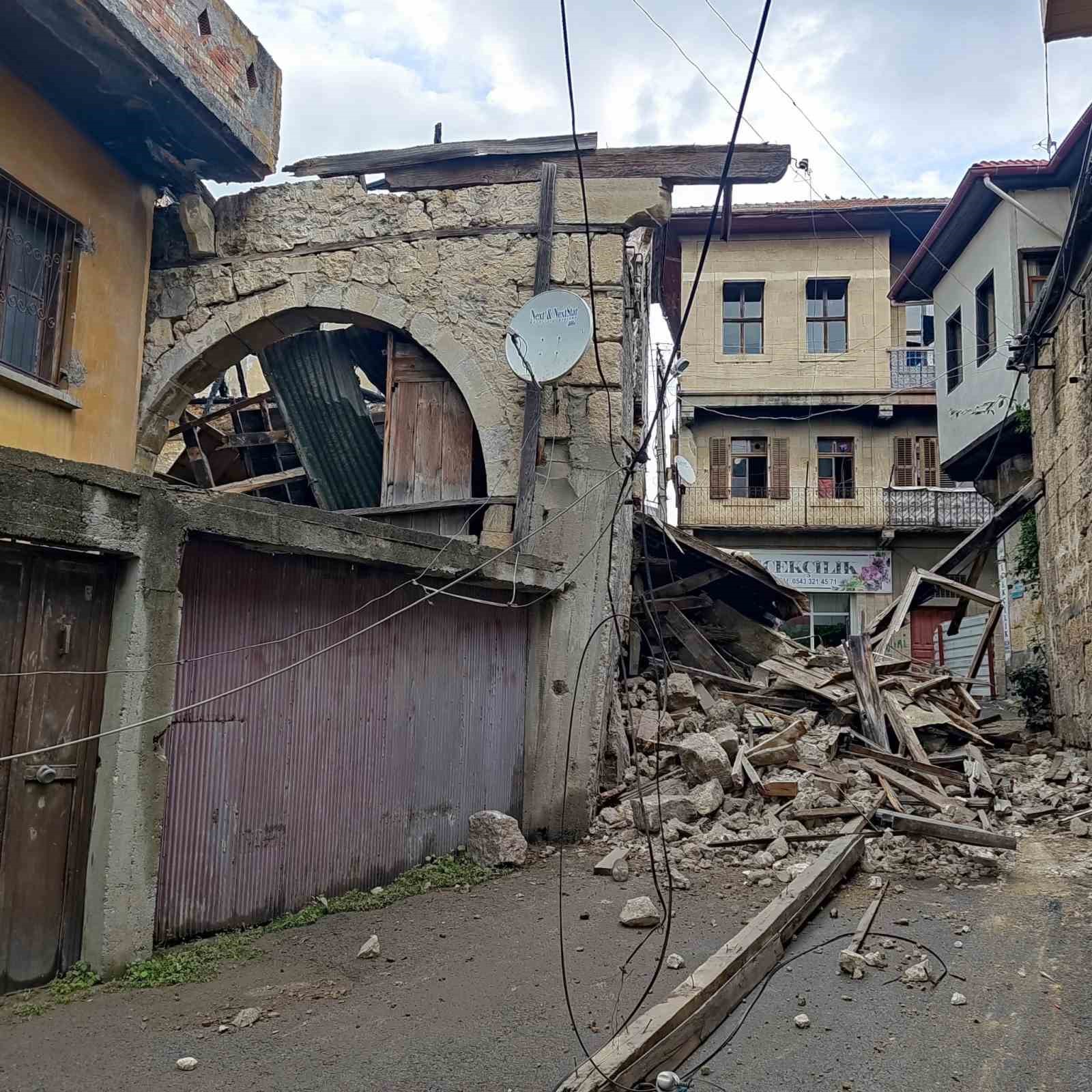 Daha önce yangında zarar gören eski bina yağışlı havada çöktü