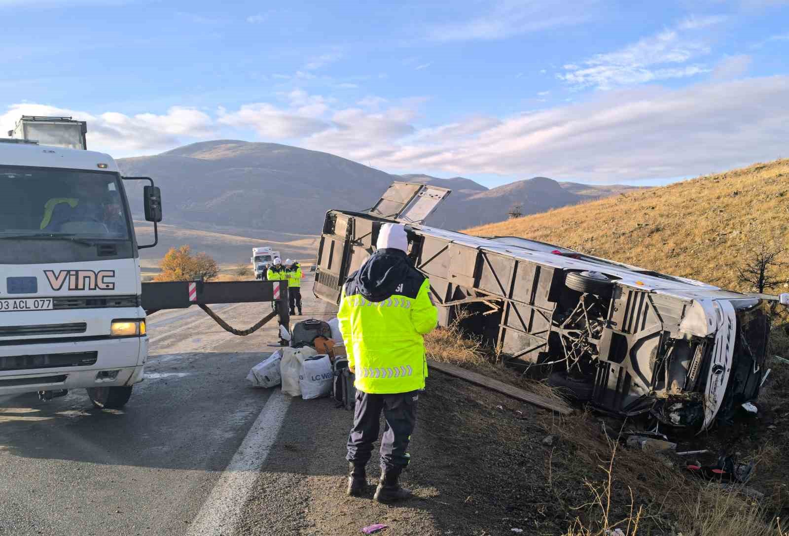Otobüs kazasında ölenlerin kimlik tespit çalışmaları sürüyor