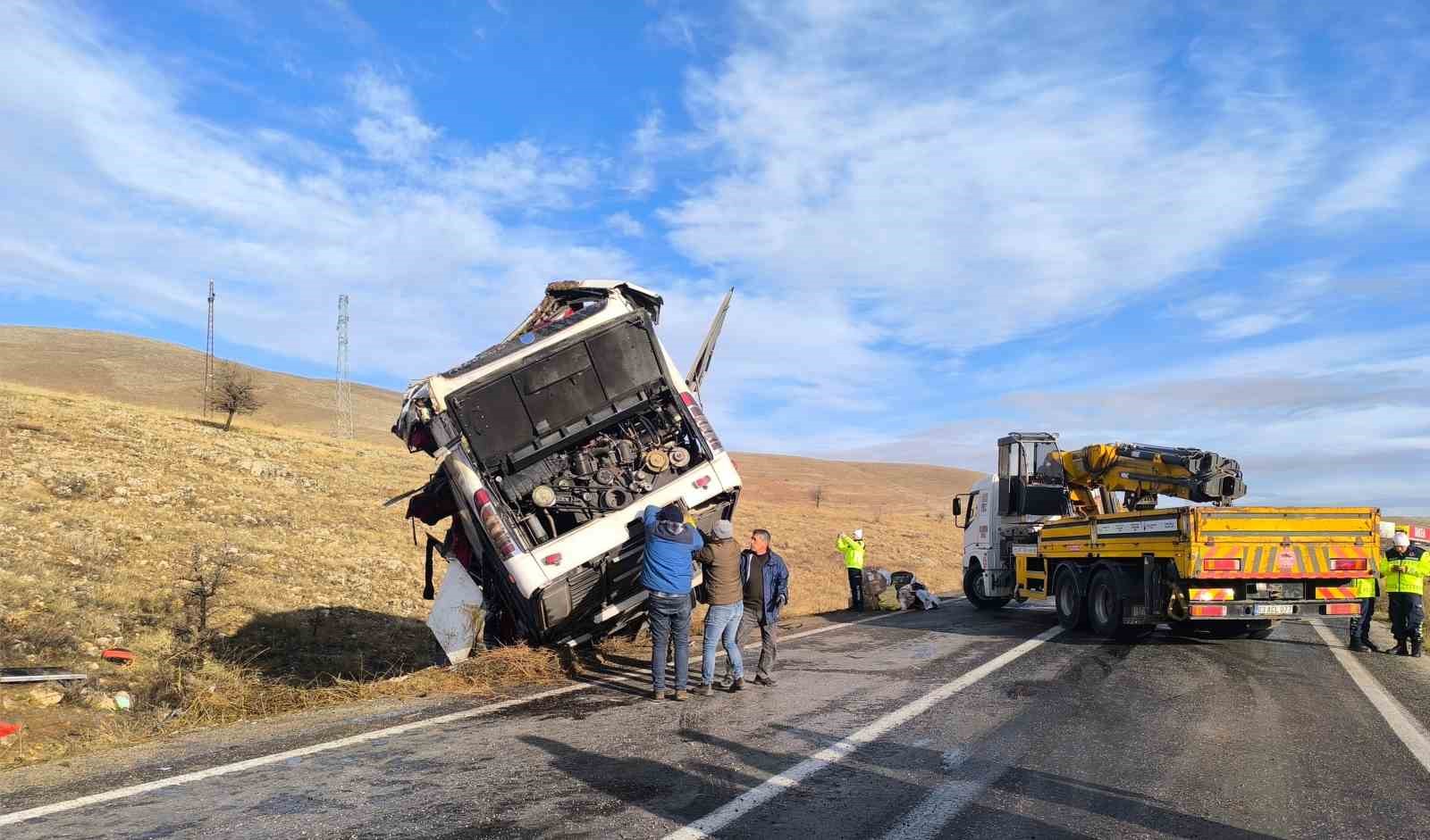 Otobüs kazasında ölenlerin kimlik tespit çalışmaları sürüyor