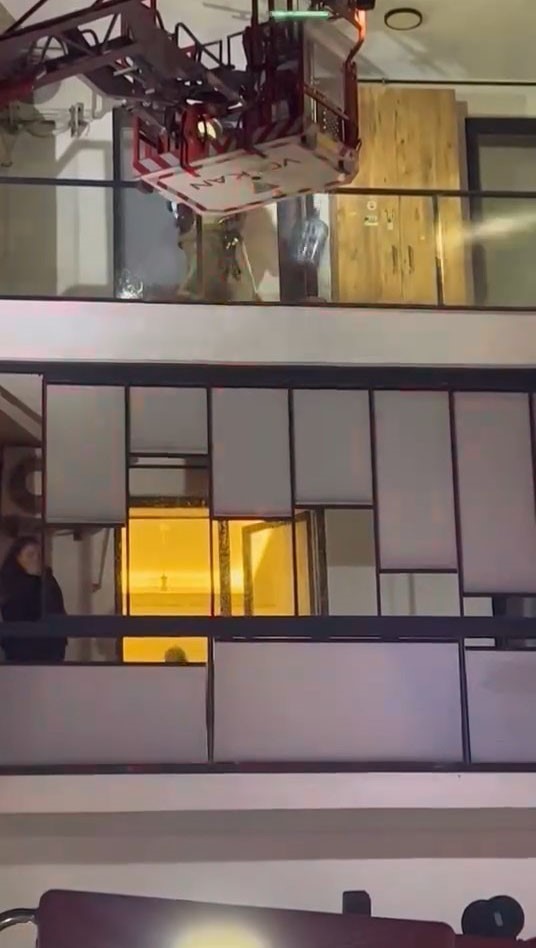 Sinir krizi geçiren kadın evi ateşe vermek istedi
