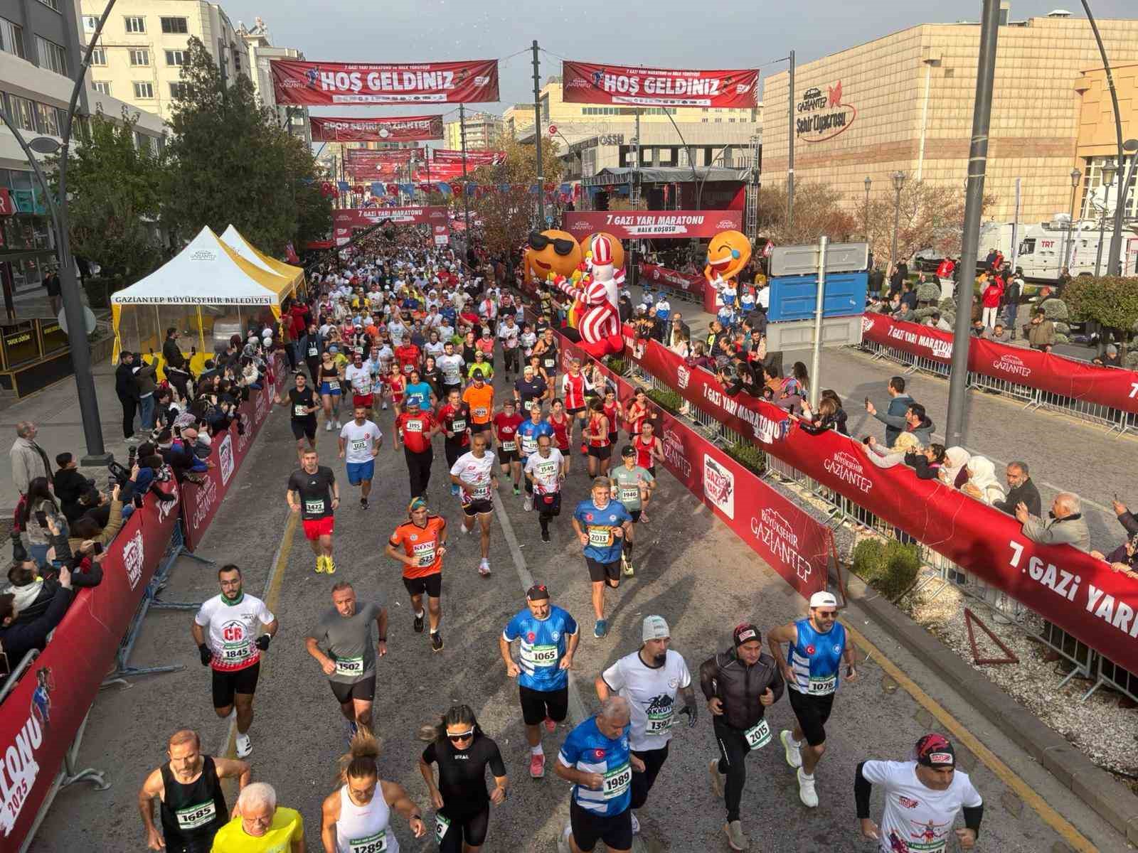 Gaziantep’te 7. Gazi Yarı Maratonu bin 498 sporcunun katılımıyla başladı